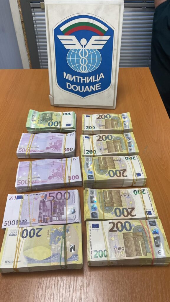 Откриха близо половин милион евро край Свиленград, скрити в хладилник на тир (Видео) 2 1 138