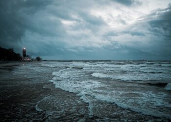 Променлива облачност днес, на морето с валежи