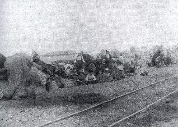 1925 г.: Искаме Бежански заем от 3 млн. лири срещу акциза върху лимонадата 1 Бежанци на гара Свиленград през 1923 година
Снимка: Уикипедия