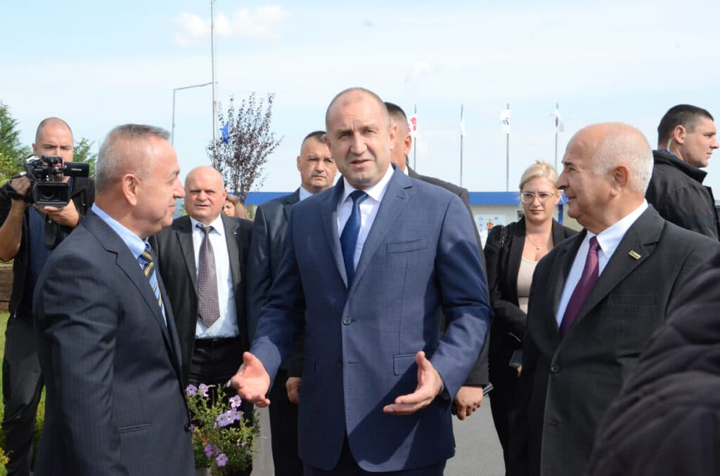 Президентът Румен Радев (в средата) посети предприятието за каучукови съединения край Кърджали - "Теклас".