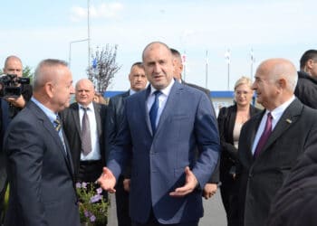 Президентът Румен Радев (в средата) посети предприятието за каучукови съединения край Кърджали - "Теклас".