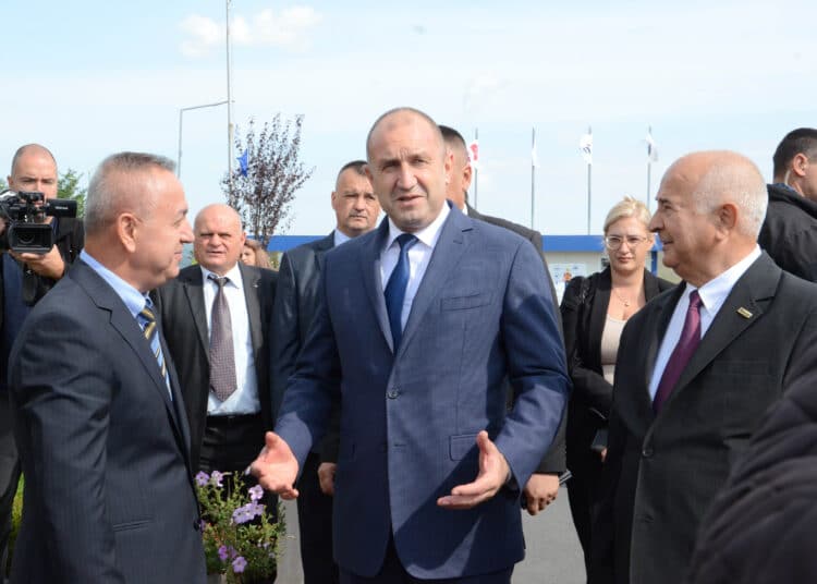 В Турция медиите коментират визитата на президента Радев в Кърджали 1 Президентът Румен Радев (в средата) посети предприятието за каучукови съединения край Кърджали - "Теклас".