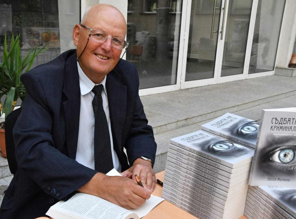 Бивш полицай събра в книга най-тежките криминални истории на Хасково 1 1 227
