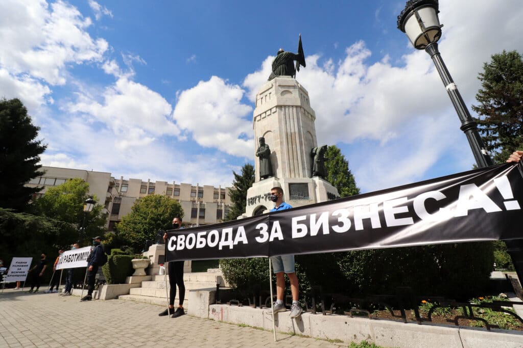 Компаниите и заетите в страната очакват ново замразяване на бизнеса до края на годината 1 Протести изпълниха цялата страна.