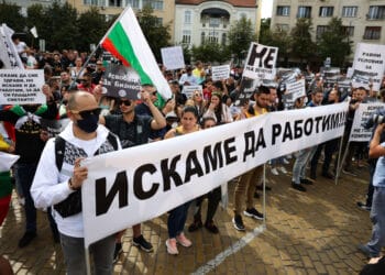 Протест срещу мерките блокира движението в София (Снимки)