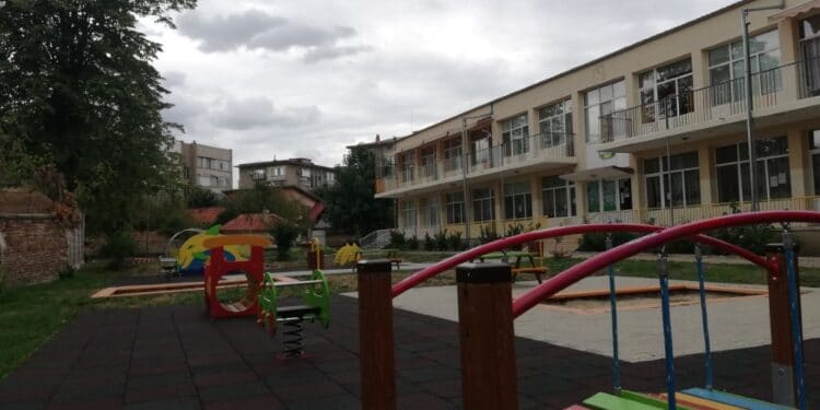 Детските ясли в Казанлък с нови площадки (Снимки)