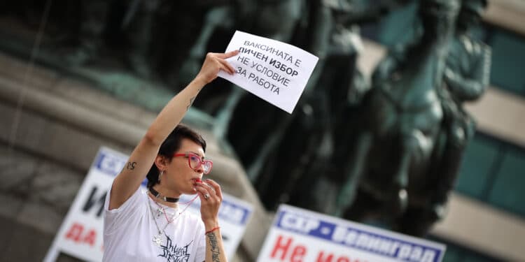 Протест срещу мерките блокира движението в София (Снимки)