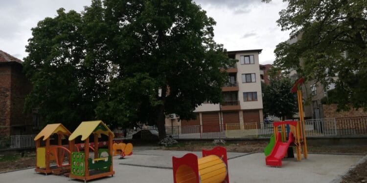 Детските ясли в Казанлък с нови площадки (Снимки)