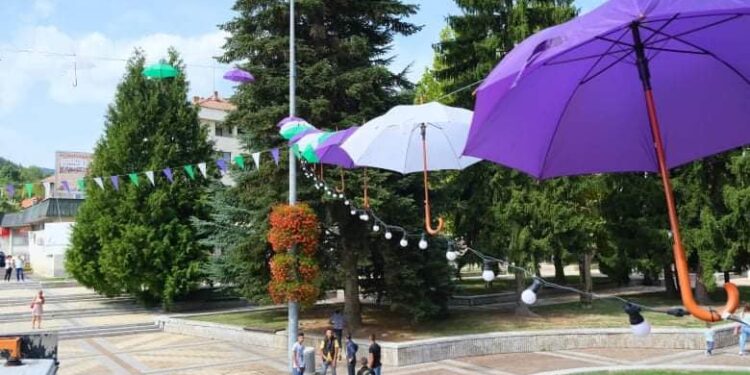 Цветни чадъри радват гостите на Троян (Снимки)