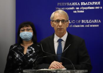 Денков: Затваряме училища, ако не се спазват мерките