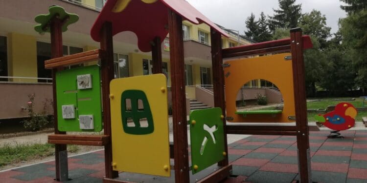 Детските ясли в Казанлък с нови площадки (Снимки)