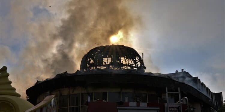 Изгорял е поркивът на купола в Благоевград, засегнати са и съседни сгради