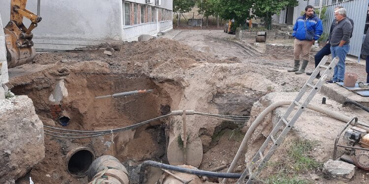Три ВиК дружества работят за отстраняване на аварията в Хасково (Снимки)
