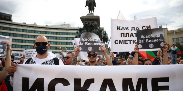 Протест срещу мерките блокира движението в София (Снимки)