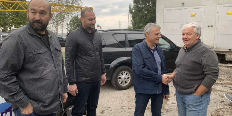 Три ВиК дружества работят за отстраняване на аварията в Хасково (Снимки)