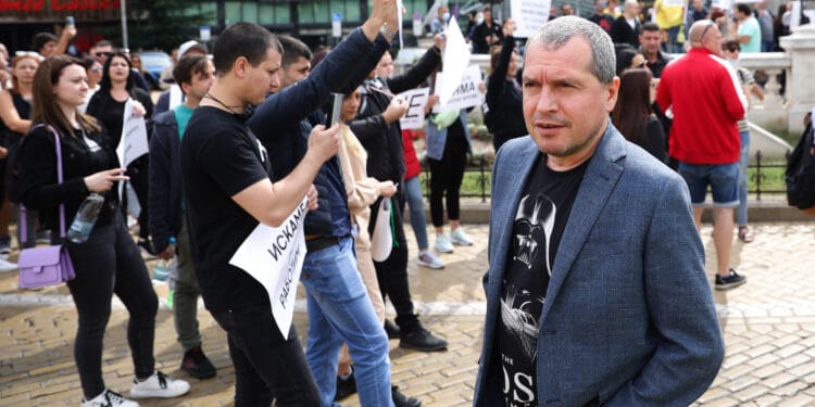 Протест срещу мерките блокира движението в София (Снимки)