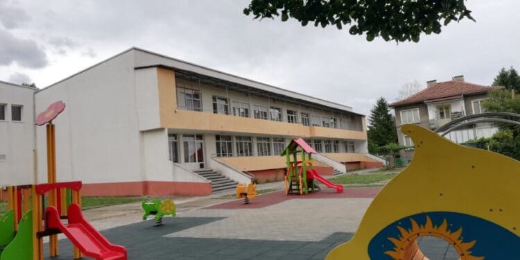 Детските ясли в Казанлък с нови площадки (Снимки)