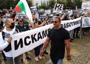 Протест срещу мерките блокира движението в София (Снимки)