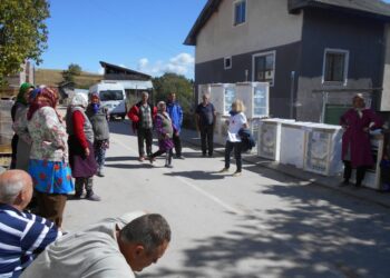 Дариха готварски печки на пострадалите в Кръстава