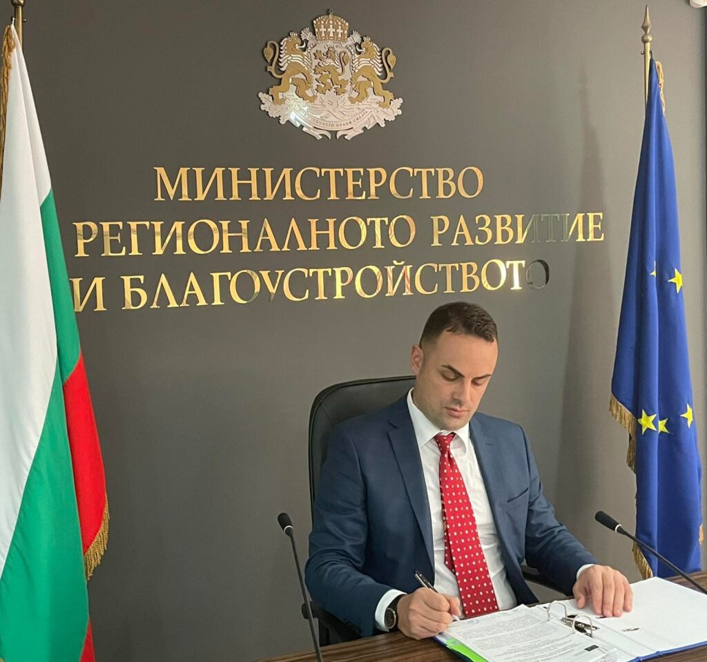 Отпуснаха близо 10 млн. лева за обновяване на театър "София" 1 Zahari Hristov