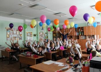 Първи звънец за 58 593 първолаци, тържества по различно време за отделните випуски