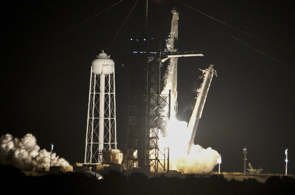 SpaceX изведе първите си туристи в Космоса (ВИДЕО) 2 download 4