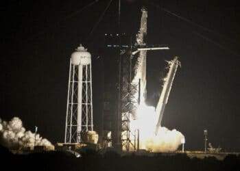 SpaceX изведе първите си туристи в Космоса (ВИДЕО)
