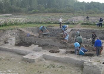 Откриха уникален кръст край Попово, почистиха 1500 монети