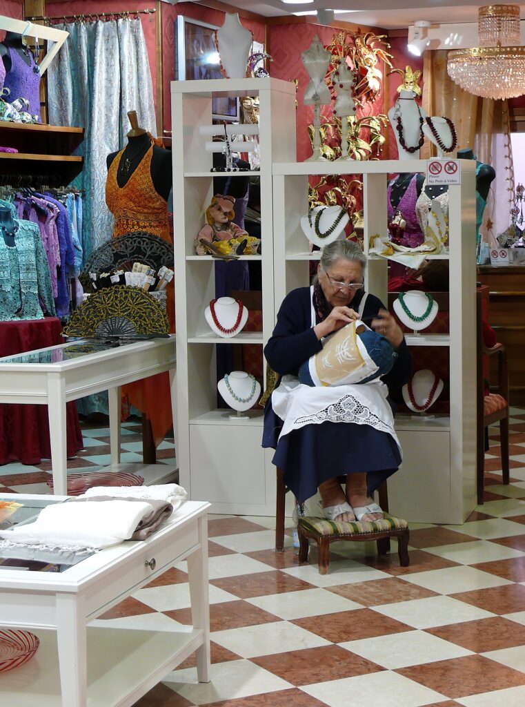 lace maker 5448314 1920