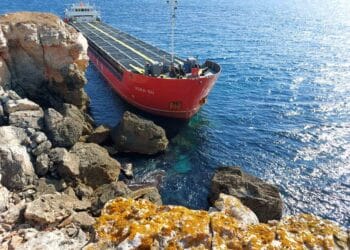 Прехвърлят товара от заседналия край Камен бряг кораб