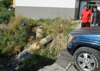 Джип пропадна в пропаст в края на улица в Хасково