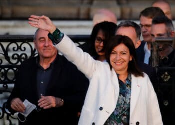 Кметицата на Париж влиза в битката за президент на Франция