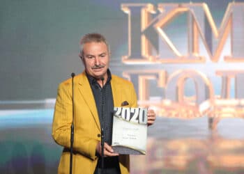 Златко Живков с приза от миналогодиншия конкурс.