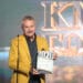 Златко Живков с приза от миналогодиншия конкурс.