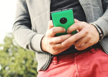 Мъж продаде жена си, за да си купи пищен обяд и нов смартфон