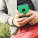 Мъж продаде жена си, за да си купи пищен обяд и нов смартфон