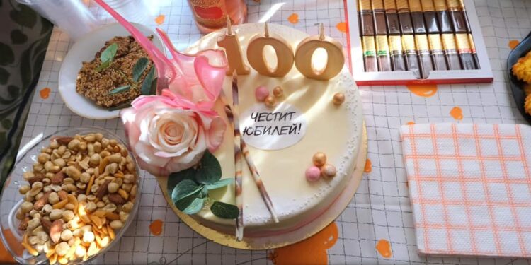 Баба Цона от Троян стана на 100 години, поиска работа (Снимки)