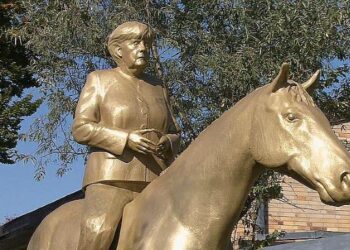 Направиха паметник на Меркел върху кон: Ирония и благодарност