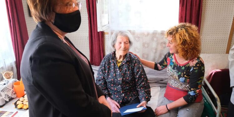 Баба Цона от Троян стана на 100 години, поиска работа (Снимки)