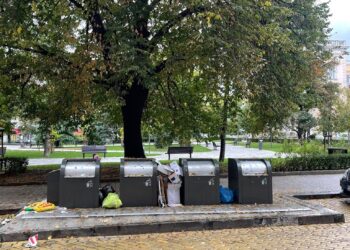 Преливащи контейнери с боклук в центъра на София