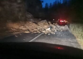 Свлачище блокира път в Смолянско