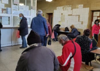Родители във Велико Търново спрели работа заради онлайн обучението, искат помощ