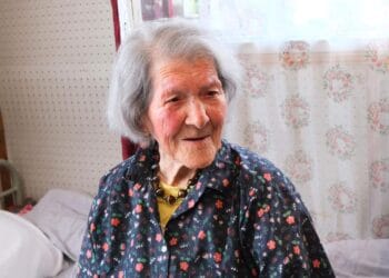Баба Цона от Троян стана на 100 години, поиска работа (Снимки)