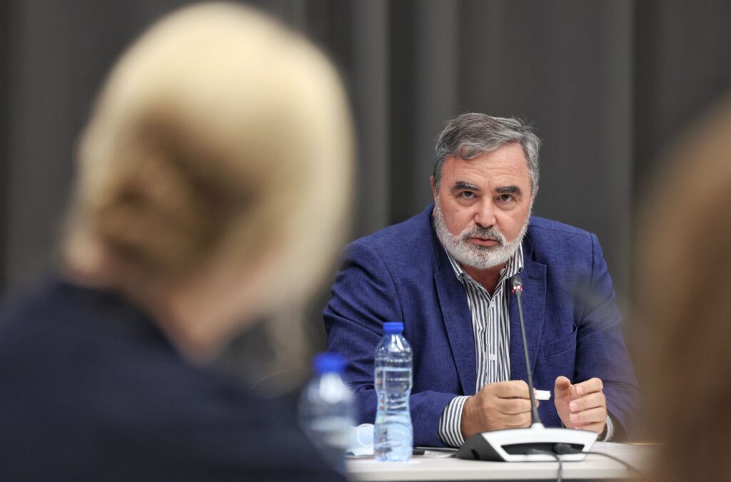 Маските ще станат задължителни за ученици и учители 1 6 4