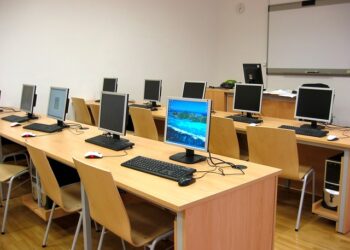 classroom gf8efc383e 640