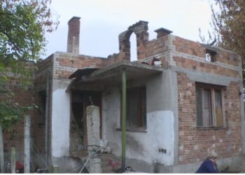 Сестри от пазарджишко село живеят на двора, фойерверки подпалили къщата им
