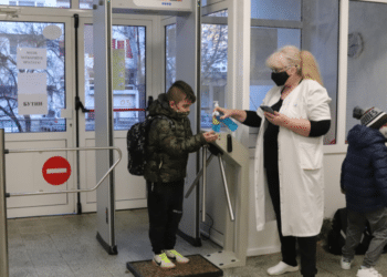 Учители и ученици от 9 училища във Великотърновско са с ковид