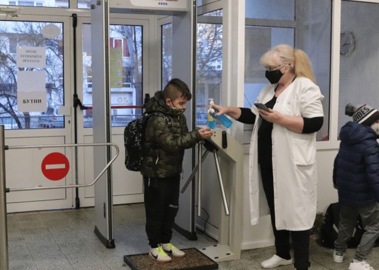 Учители и ученици от 9 училища във Великотърновско са с ковид 1 Снимката е илюстративна