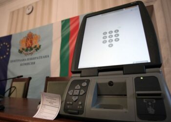 Жена изяде разписката от машината, след като даде своя глас
