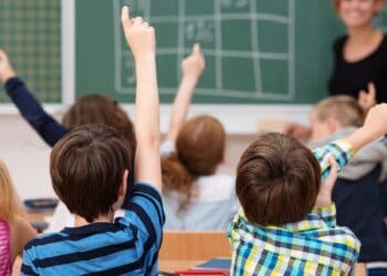В 13 области учениците се връщат в клас, в 15 още няма тестове
